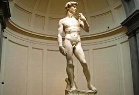 Статуя Давіда з маленькім сябрам